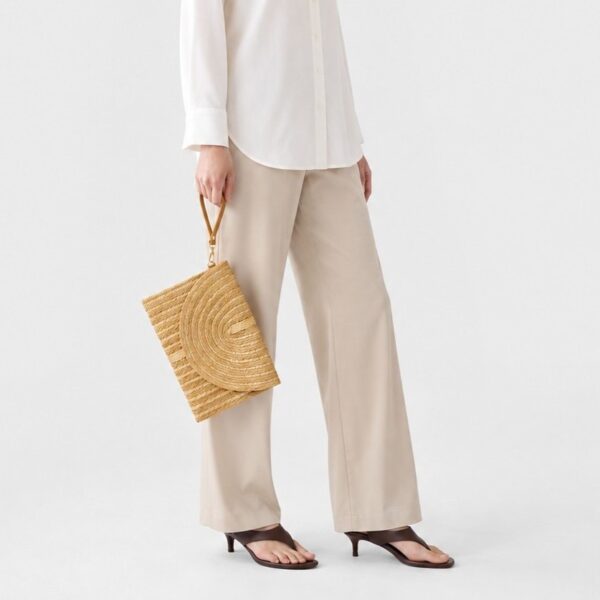Braided Straw Clutch Bag حقيبة كلاتش نسائية مضفّرة بغطاء منحني وحزام معصم