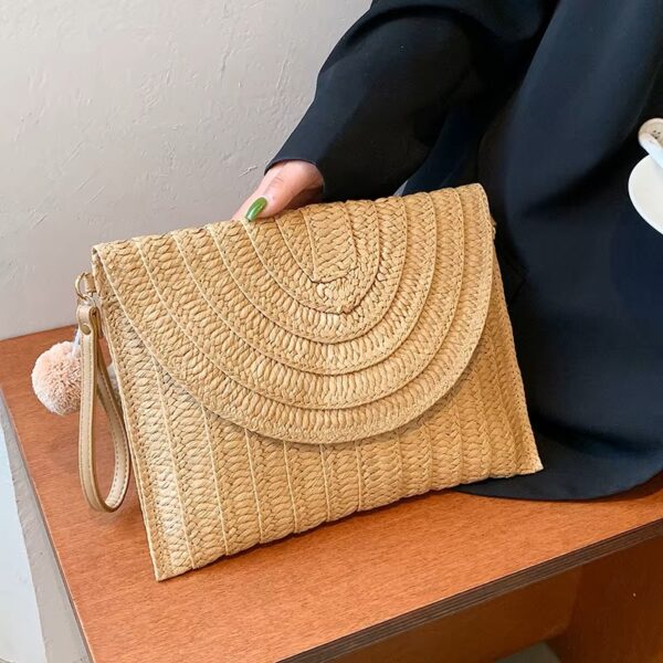 Round Flap Woven Clutch حقيبة كلاتش نسائية منسوجة بغطاء نصف دائري وحزام معصم